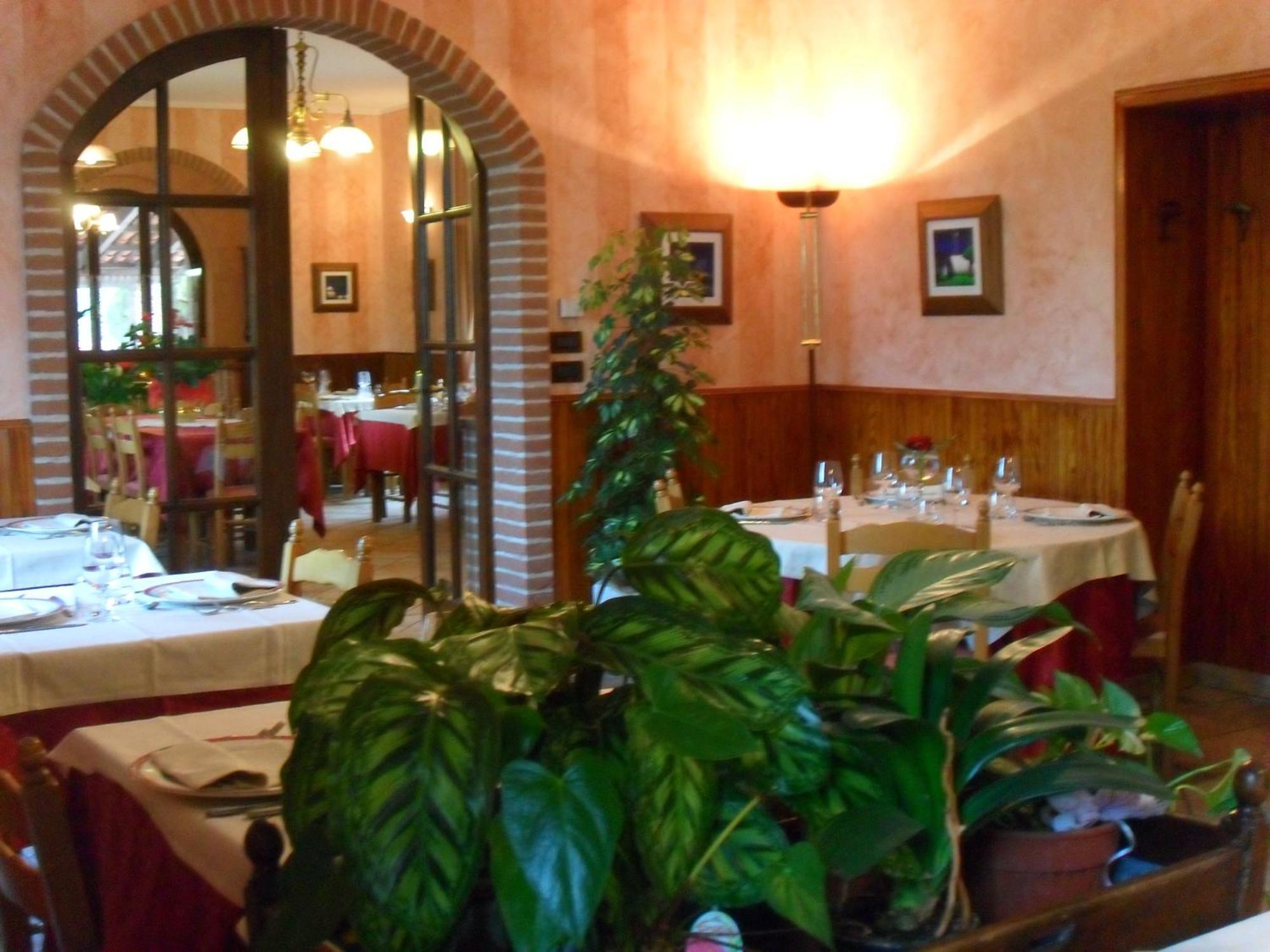 Ristorante Albergo Da Maurizio Cravanzana Екстер'єр фото